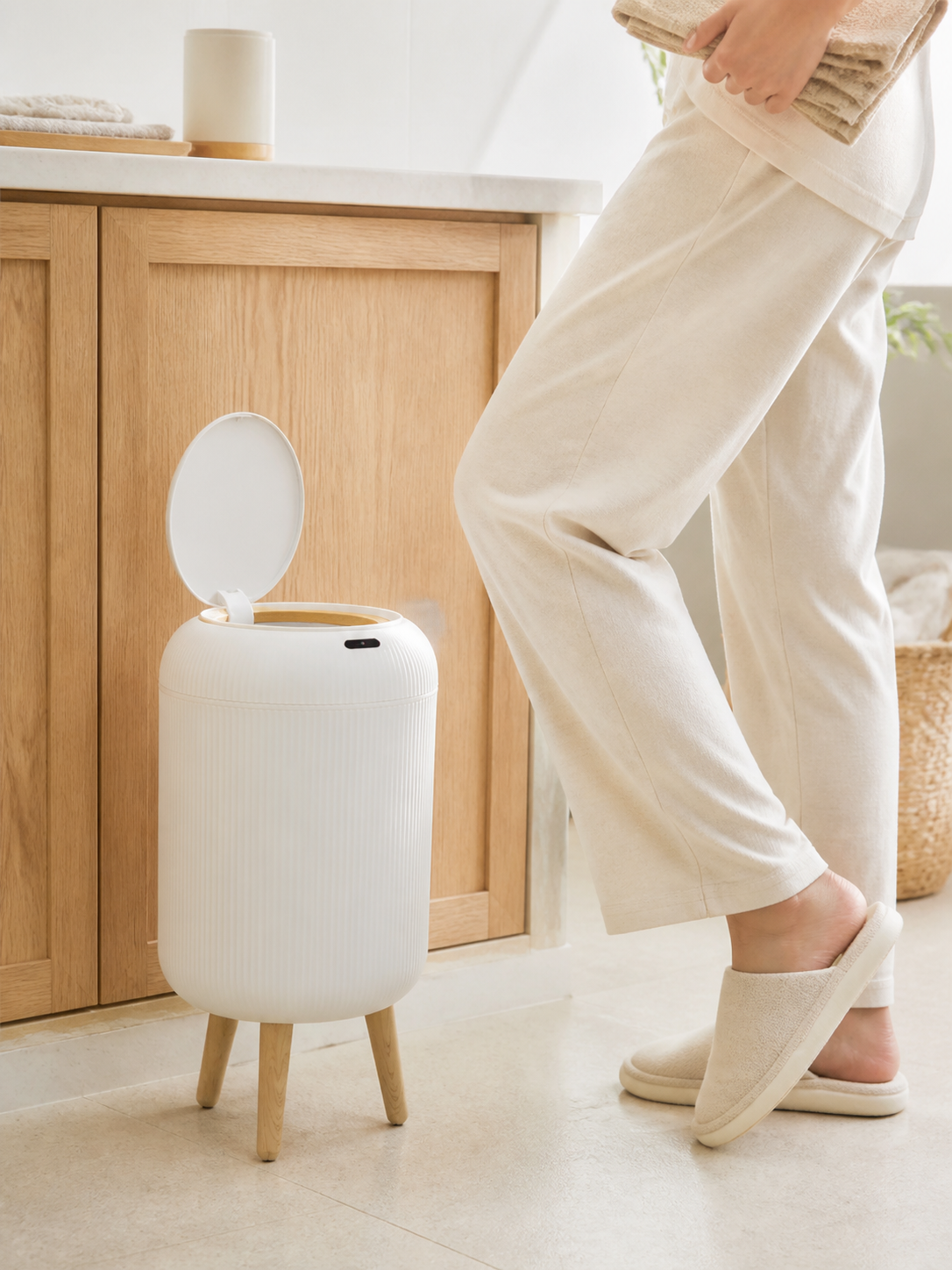 10L Touchless Bathroom Trash Can with Lid